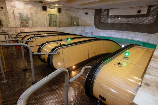 Покатаемся: в метро обновили эскалаторы и поставили светофоры (фото) фото 12