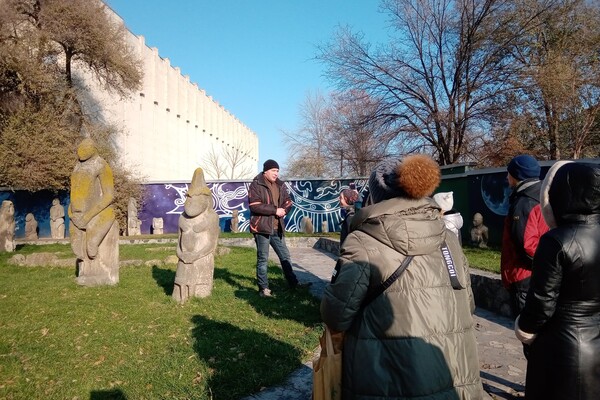 Историческое событие: возле музея Яворницкого установили новый экспонат (фото) фото 3