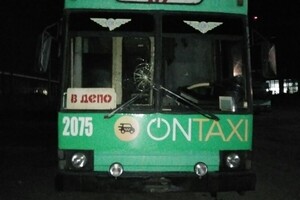 Побили стекла: в Днепре подростки забросали троллейбусы камнями (фото) фото