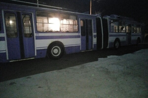 Побили стекла: в Днепре подростки забросали троллейбусы камнями (фото) фото 1