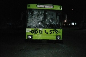 Побили стекла: в Днепре подростки забросали троллейбусы камнями (фото) фото 2
