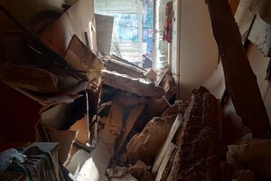 Чудом жива: в Кривом Роге на ребенка упал потолок  фото