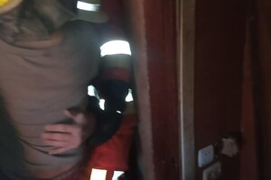 Чудом жива: в Кривом Роге на ребенка упал потолок  фото 2