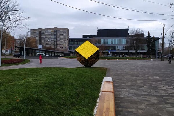 Отодрали пайетки: в парке Писаржевского изуродовали новые кубы фото 4