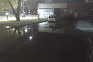 Воды по щиколотку: на Парусе затопило двор (фото) фото 1