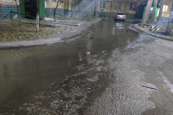 Воды по щиколотку: на Парусе затопило двор (фото) фото 2