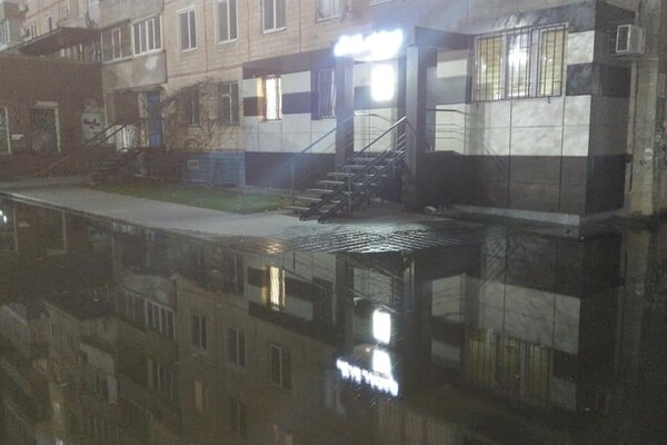 Воды по щиколотку: на Парусе затопило двор (фото) фото 3