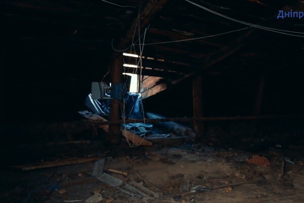 Стены рушатся, а в крыше дыры: как живут люди в последнем деревянном доме в Днепре фото 2