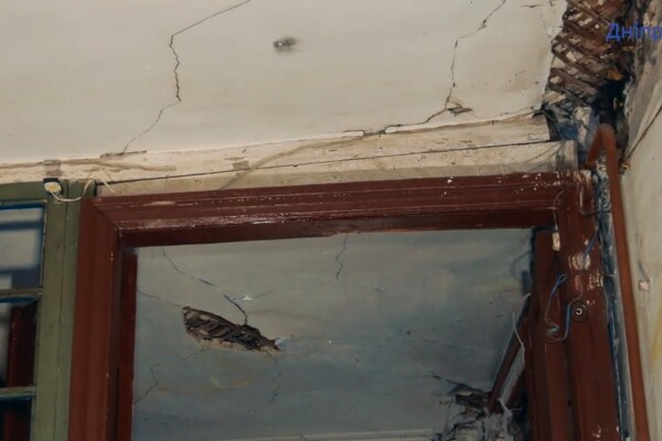 Стены рушатся, а в крыше дыры: как живут люди в последнем деревянном доме в Днепре фото 3