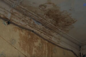 Стены рушатся, а в крыше дыры: как живут люди в последнем деревянном доме в Днепре фото 6
