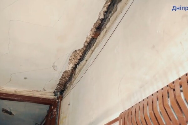 Стены рушатся, а в крыше дыры: как живут люди в последнем деревянном доме в Днепре фото 9