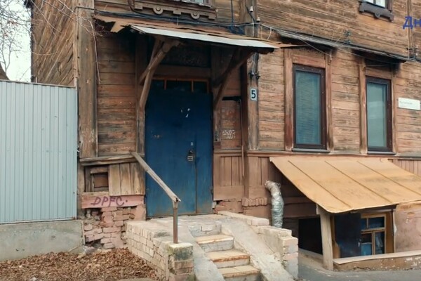 Стены рушатся, а в крыше дыры: как живут люди в последнем деревянном доме в Днепре фото 13