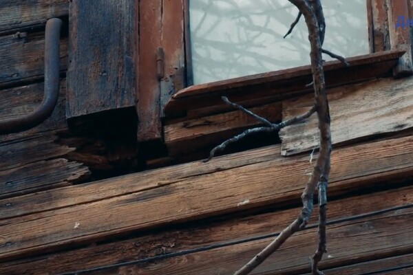 Стены рушатся, а в крыше дыры: как живут люди в последнем деревянном доме в Днепре фото 15