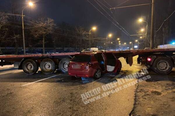 Авария машина под фурой