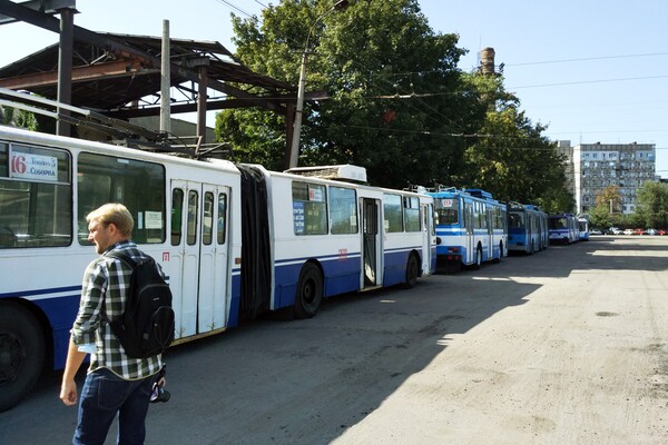 &quot;Трупный ряд&quot;: как выглядит кладбище троллейбусов в Днепре (фото, видео) фото 14