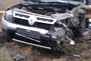 Серьезное ДТП на трассе: автомобиль влетел в отбойник фото