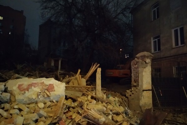 Осталась только гора кирпичей: в центре Днепра снесли &quot;двуликий&quot; дом (фото) фото 1