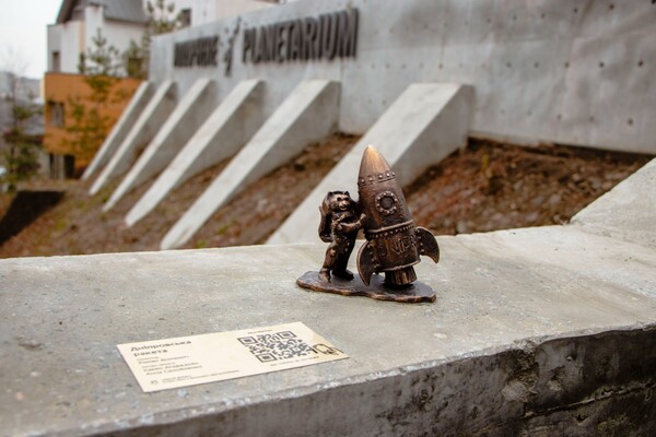 Милота: возле планетария установили мини-скульптуру с котом-космонавтом фото 7