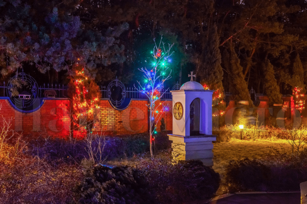 К Рождеству: на ж/м Северном показали лазерное представление на стенах храма фото 3