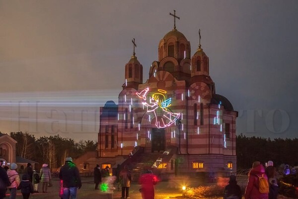 К Рождеству: на ж/м Северном показали лазерное представление на стенах храма фото 4