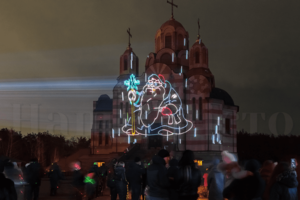 К Рождеству: на ж/м Северном показали лазерное представление на стенах храма фото 7