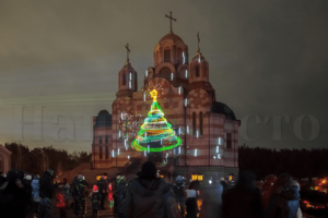 К Рождеству: на ж/м Северном показали лазерное представление на стенах храма фото 11