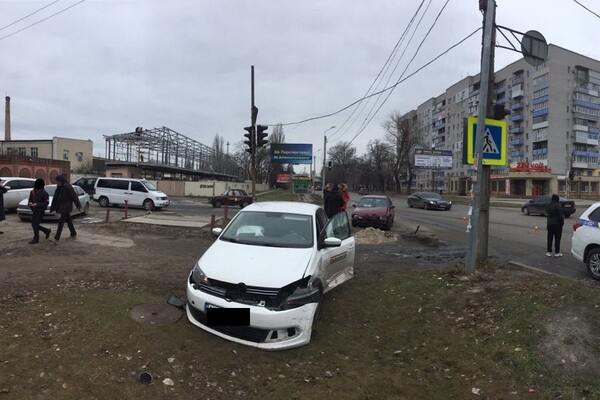 Ребенок умер: в Новомосковске машина вылетела на тротуар, где стояли мама с 2-летней дочкой фото