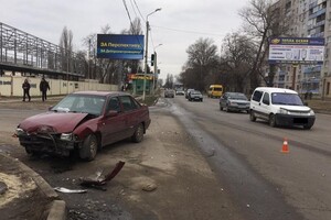 Ребенок умер: в Новомосковске машина вылетела на тротуар, где стояли мама с 2-летней дочкой фото 1