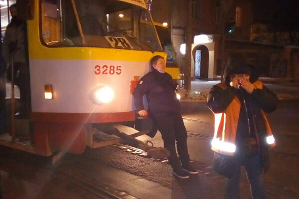 Не поделили дорогу: в Одессе автомобилист избил женщину-водителя трамвая (обновлено) фото