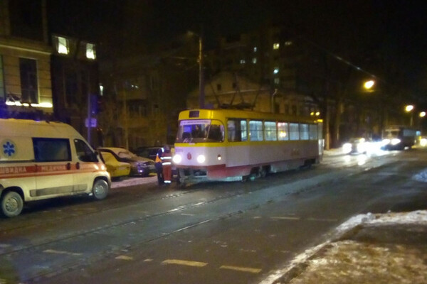 Не поделили дорогу: в Одессе автомобилист избил женщину-водителя трамвая (обновлено) фото 3