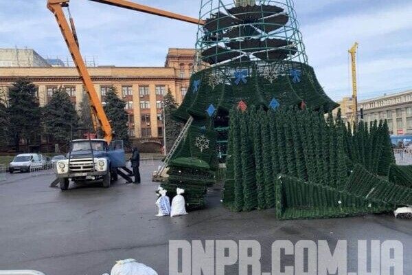 Прощай, красавица: в Днепре демонтировали новогоднюю елку фото