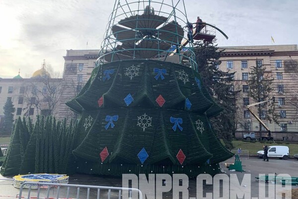Прощай, красавица: в Днепре демонтировали новогоднюю елку фото 2