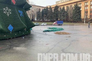Прощай, красавица: в Днепре демонтировали новогоднюю елку фото 3