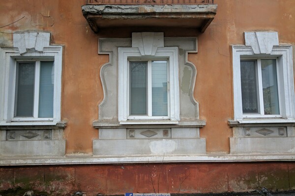 Облезшая краска и утепление кусками: на Чубинского разрушаются фасады уникальных домов фото