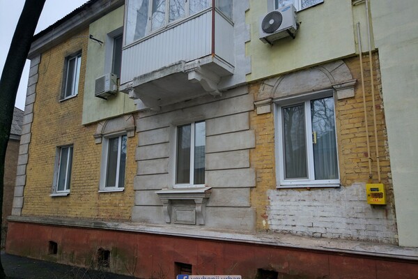 Облезшая краска и утепление кусками: на Чубинского разрушаются фасады уникальных домов фото 1