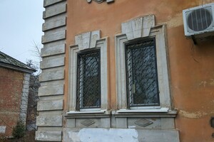 Облезшая краска и утепление кусками: на Чубинского разрушаются фасады уникальных домов фото 2