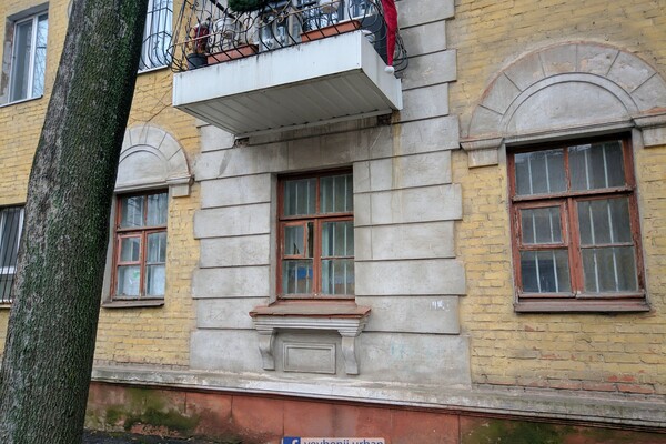 Облезшая краска и утепление кусками: на Чубинского разрушаются фасады уникальных домов фото 3