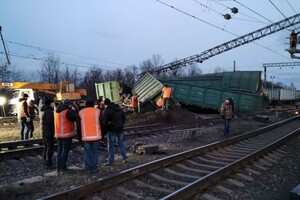 ЧП на железной дороге: на Днепропетровщине поезд сошел с рельсов фото