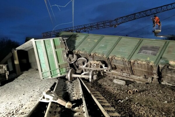 ЧП на железной дороге: на Днепропетровщине поезд сошел с рельсов фото 1