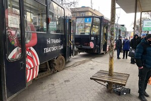 Толпа людей и крики: на Старомостовой трамвай сошел с рельсов и зацепил женщину (видео) фото