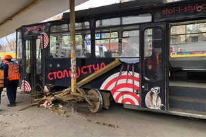 Толпа людей и крики: на Старомостовой трамвай сошел с рельсов и зацепил женщину (видео) фото 1