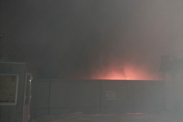 Пожар в центре Днепра: горят киоски на Троицком рынке (фото, видео) фото