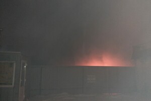 Пожар в центре Днепра: горят киоски на Троицком рынке (фото, видео) фото