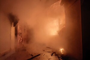 Пожар в центре Днепра: горят киоски на Троицком рынке (фото, видео) фото 1