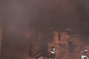 Пожар в центре Днепра: горят киоски на Троицком рынке (фото, видео) фото 2