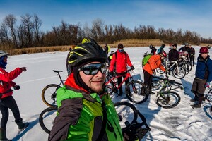 Лед хрустел, а ноги проваливались: в Днепре около 20 велосипедистов катались по речке фото