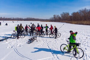 Лед хрустел, а ноги проваливались: в Днепре около 20 велосипедистов катались по речке фото 1