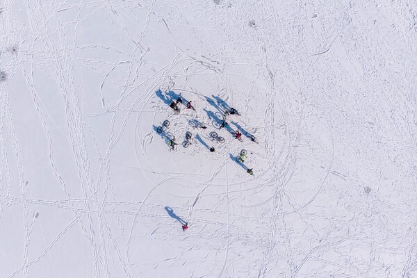 Лед хрустел, а ноги проваливались: в Днепре около 20 велосипедистов катались по речке фото 3