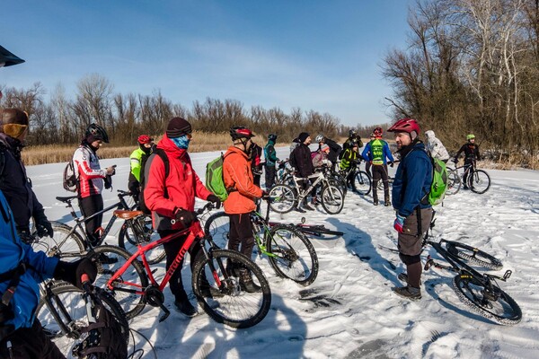 Лед хрустел, а ноги проваливались: в Днепре около 20 велосипедистов катались по речке фото 4