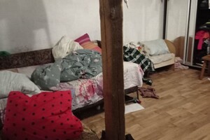 Грязные, мокрые и голодные: мать побила и выгнала из дома девочек 2-х и 7-ми лет фото 1